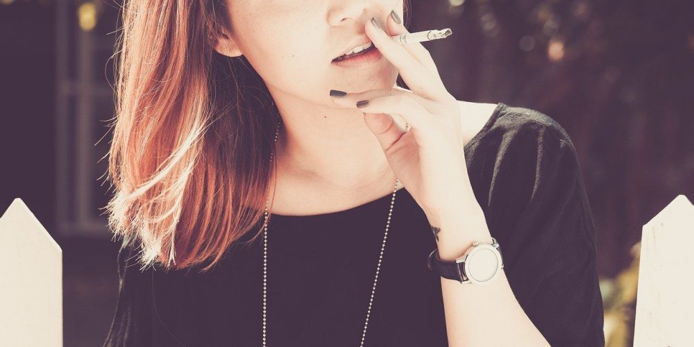 Fumar más de 10 cigarrillos al día podría reducir la fertilidad femenina