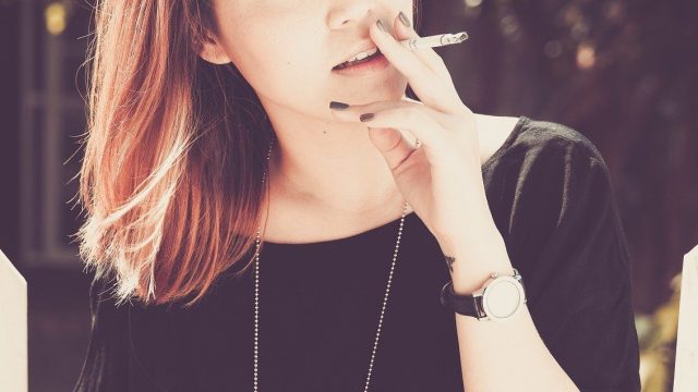 Fumar más de 10 cigarrillos al día podría reducir la fertilidad femenina